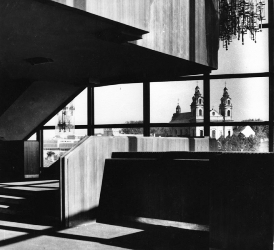 Miesto vaizdas iš Operos ir baleto teatro vestibiulio. Iš šeimos archyvo