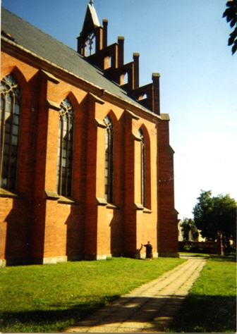 Architektė prie Rokiškio bažnyčios. Iš šeimos archyvo