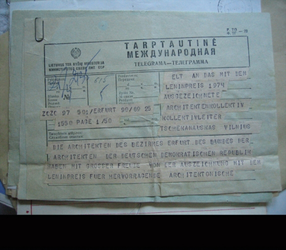 Telegramų iš viso pasaulio, sveikinančių gavus I Lenino premiją šūsnis. Iš architekto V. E. Čekanausko šeimos archyvo
