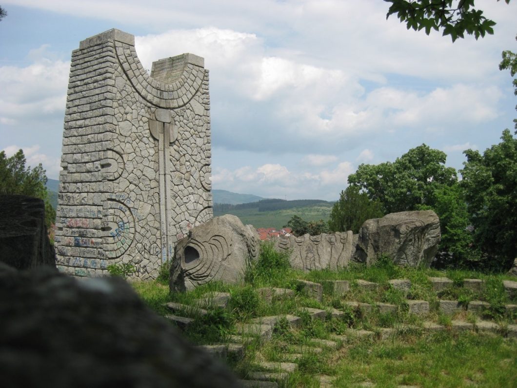 Kritusių laisvės kovotojų kulto vieta, Vlasotincė, 1975 m., Ivano Ristićiaus nuotrauka