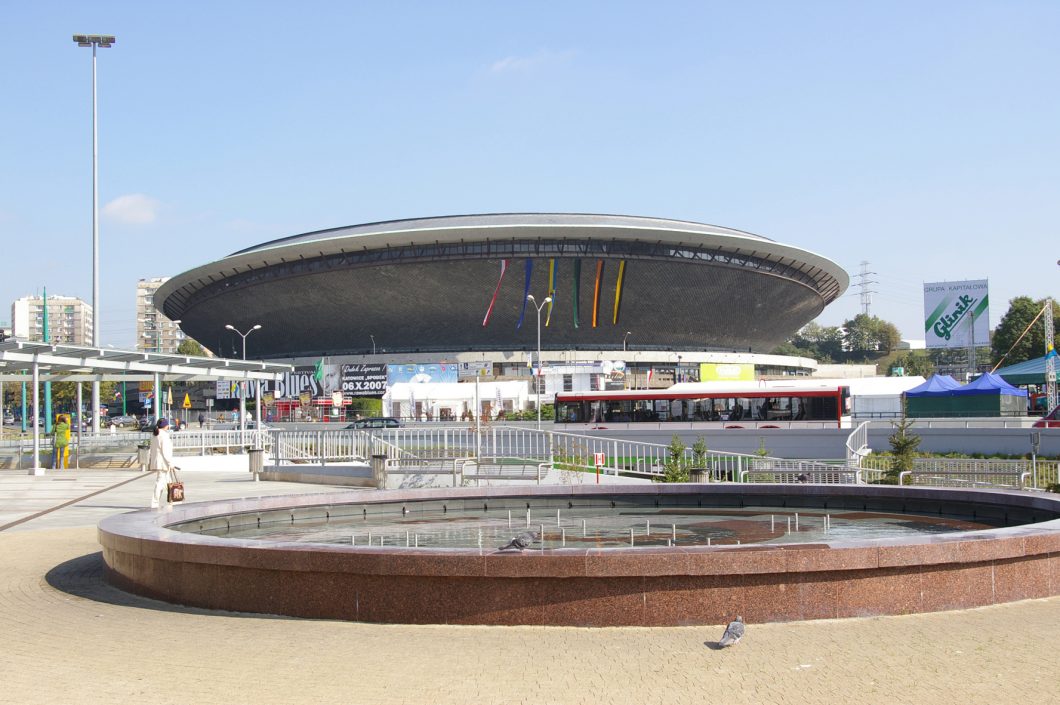 Katovicų sporto ir renginių arena „Lėkštė“ (Spodek). Architektai Maciejus Gintowtas bei Maciejus Krasińskis, inžinierius Wacławas Zalewskis. Projektas 1963 m., statyba baigta 1970 m. D. Crowley’o nuotrauka, 2008 m.