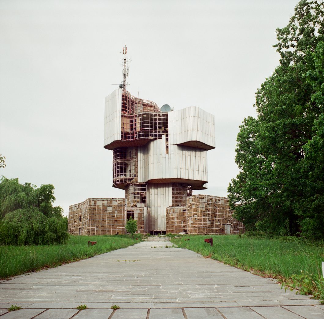 Memorialas partizanams Petrova Goroje (Jugoslavija). Skulptorius Vojinas Bakićius, architektas Berislavas Šerbetićius. Pastatyta 1970—1981 m. 2012 m. nuotrauka