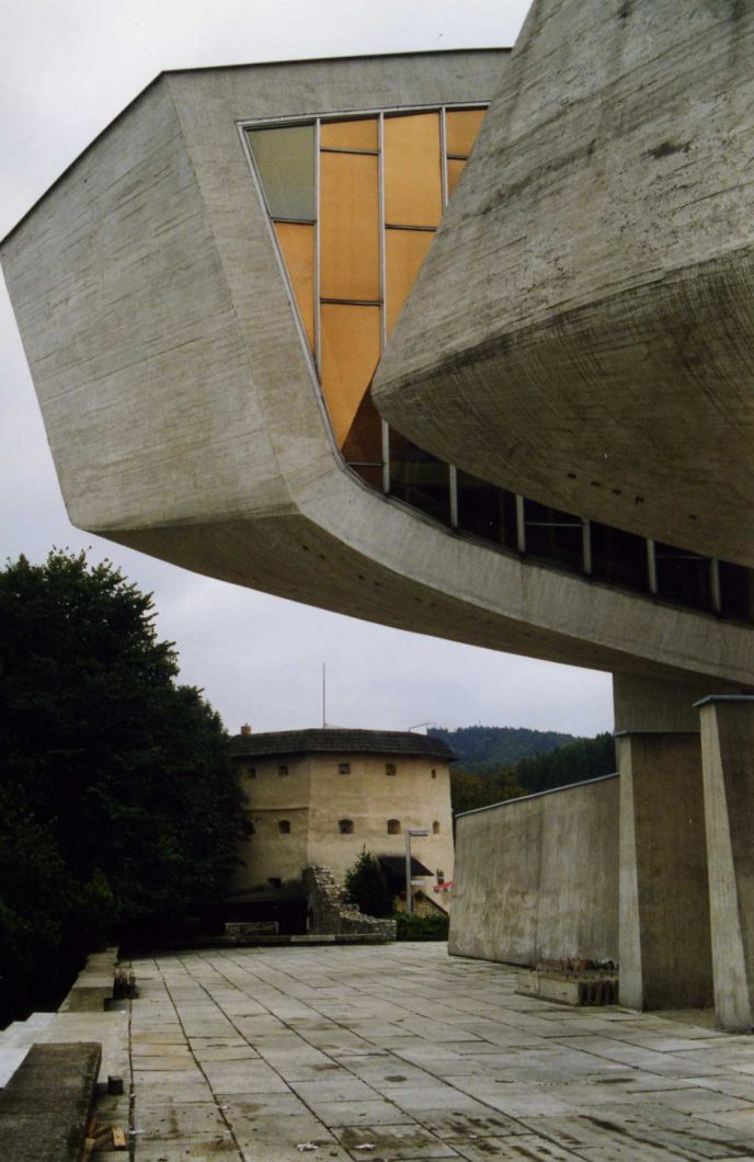 Banska Bystricos (Slovakija) memorialas, skirtas slovakų nacionaliniam sukilimui. Architektas Dušanas Kuzma, dailininkas Jozefas Jankovičius. Pastatyta 1963—1970 m. 2009 m. nuotrauka