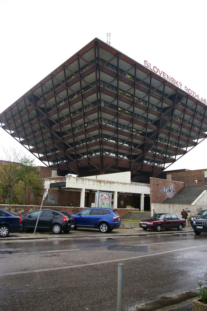 Slovakijos radijo centras Bratislavoje. Architektai Štefanas Svetko, Štefanas Ďurkovičius, Barnabášas Kisslingas. Pastatyta 1962—1985 m. D. Crowley’o nuotrauka