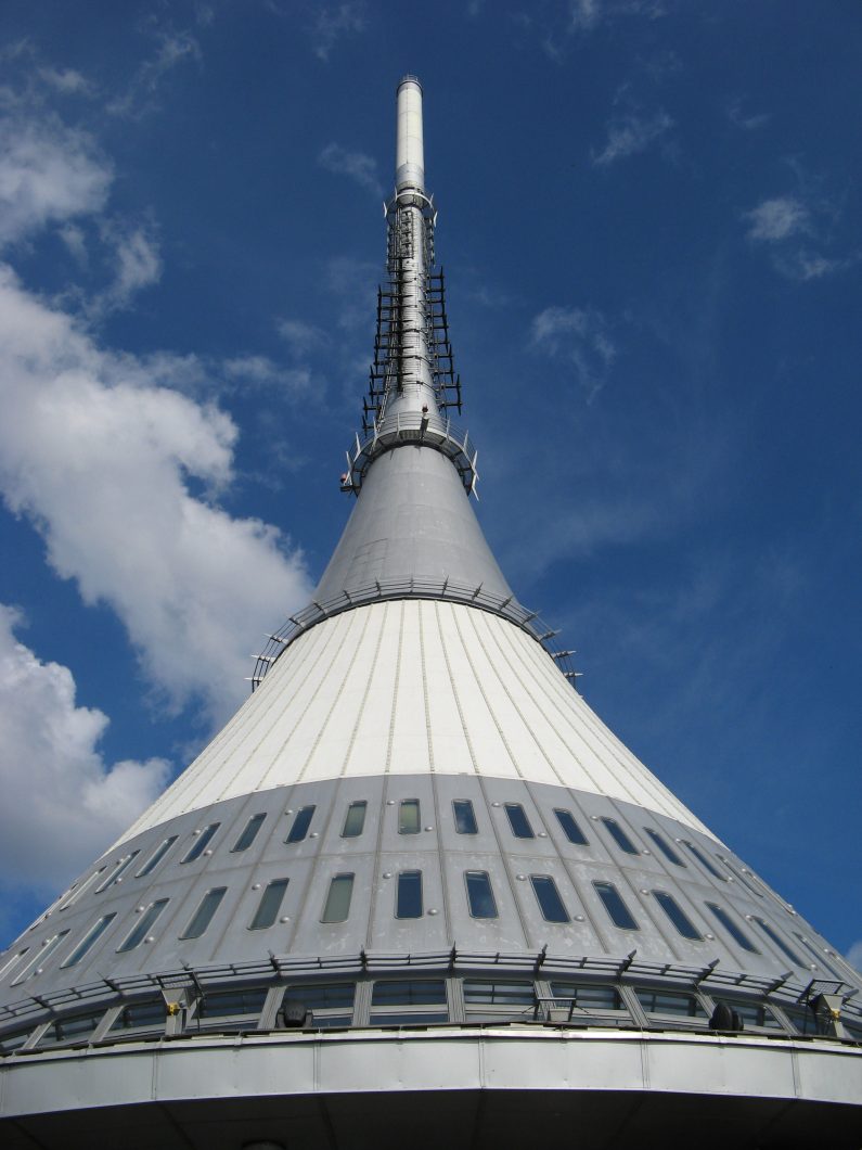 Ještedo telekomunikacijų bokštas ir viešbutis (Čekija). Architektai Karelas Hubáčekas, Zdeněkas Zachařas, Zdeněkas Patrmanas. Pastatyta 1963—1973 m. M. Stehlíko nuotrauka, 2007 m.