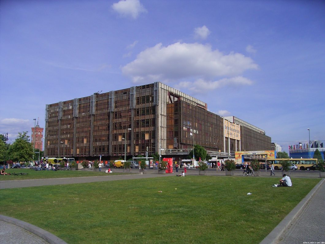 Respublikos rūmai (Berlynas). Architektai Heinzas Graffunderis bei Karlas Ernstas Swora. Pastatyta 1973—1976 m. J. W. Brooktree’o nuotrauka, 2006 m.