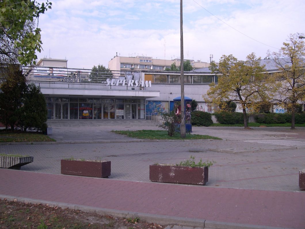 Prekybos centras „Supersam“ (Varšuva). Architektai Jerzys Hryniewieckis, Maciejus Krasińskis, Ewa Krasińska, inžinierius Wacławas Zalewskis. Pastatyta 1959—1962 m. D. Crowley’o nuotrauka, 2005 m.