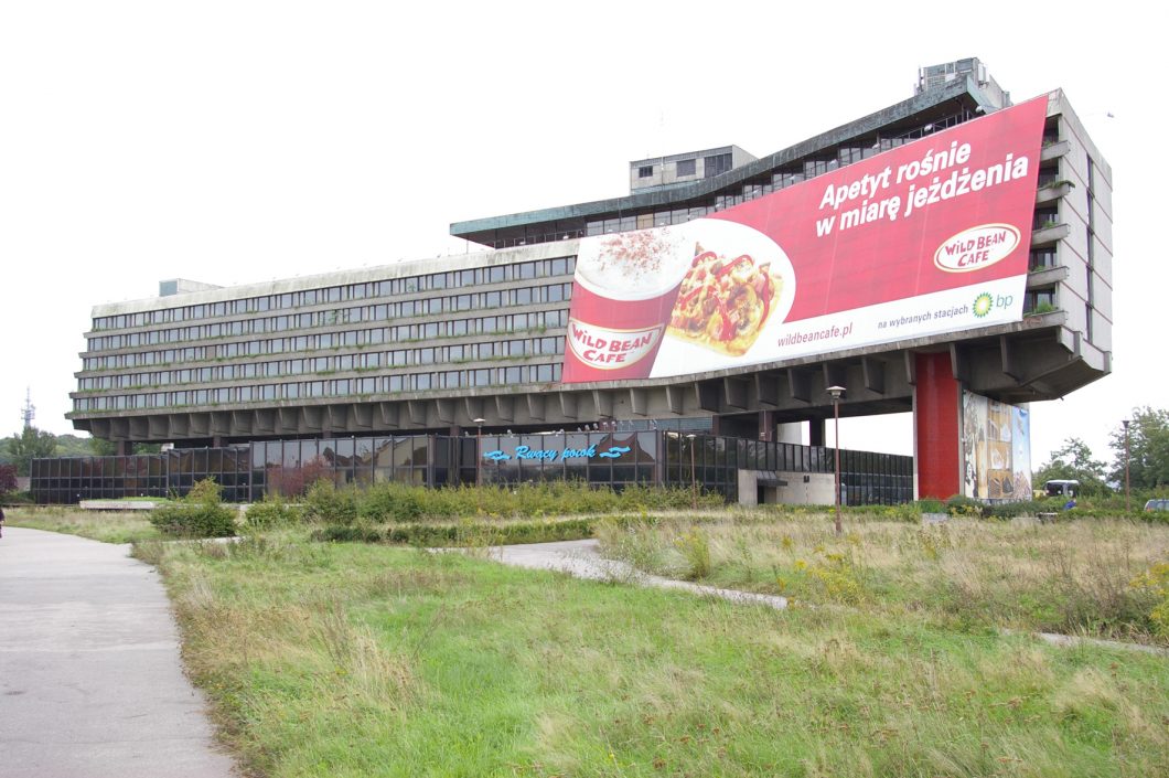 Viešbutis „Forum“, suprojektuotas Lenkijos turizmo kompanijai „Orbis“. Architektai Marta ir Januzsas Ingardenai. Veikė 1988—2004 m. D. Crowley’o nuotrauka, 2010 m.