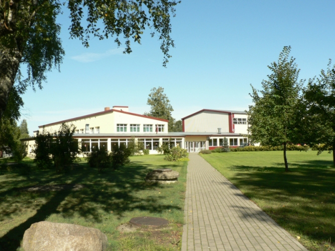 Zvejniekciemo vidurinė mokykla. M. Rudovskos nuotrauka, 2010 m.