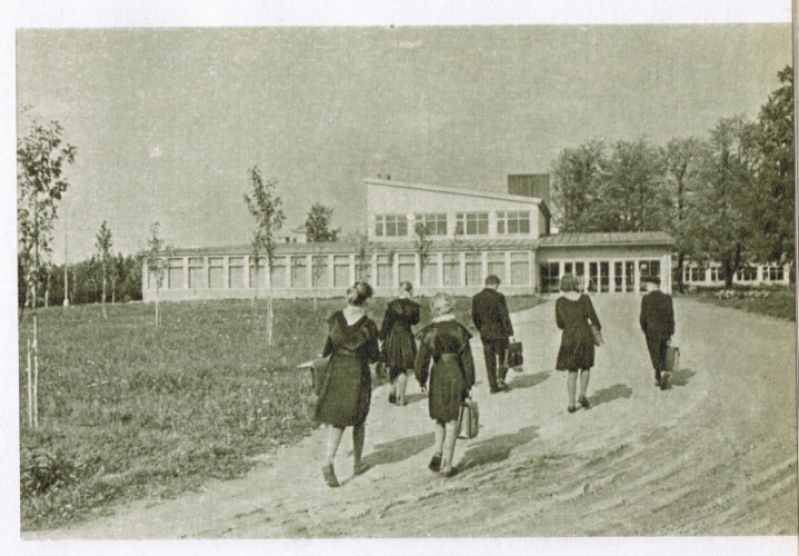 Zvejniekciemo vidurinė mokykla, nuotrauka iš Zvejniekciemo kultūros rūmų archyvo, data nežinoma