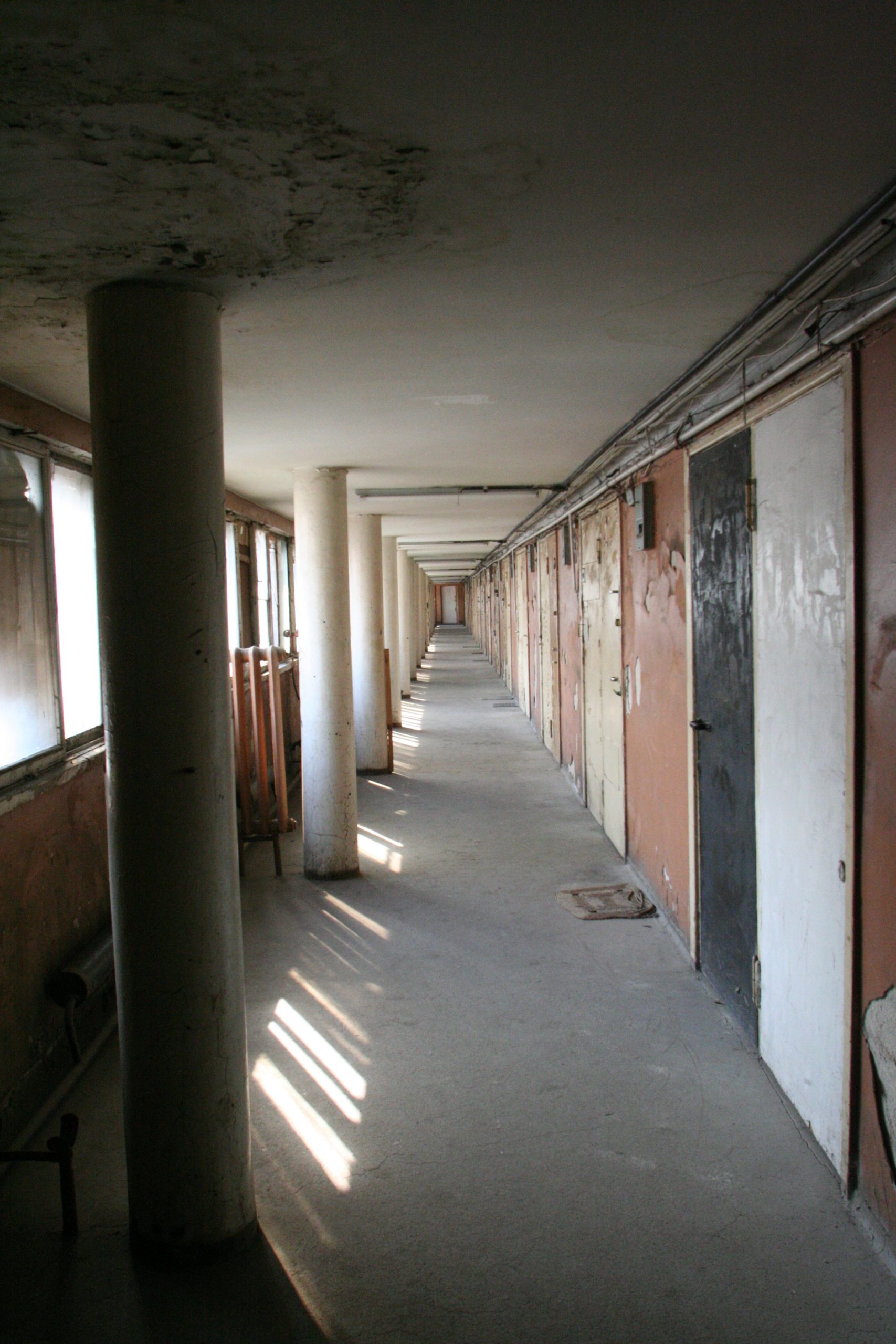 Koridorius gyvenamajame korpuse, A. Bronovickajos nuotrauka, 2012 m.