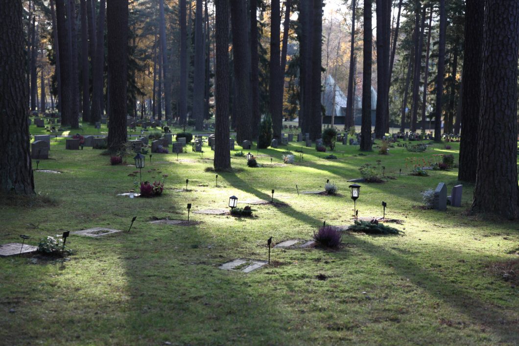 Klasikinis pavyzdys — Stokholmo miško kapinės (Skogskyrkogården). Jas 1915 metais suprojektavo konkursą laimėję architektai Gunnaras Asplundas ir Sigurdas Lewerentzas. Paskutinė koplyčia baigta statyti 1940 metais. C. Caldenby nuotrauka