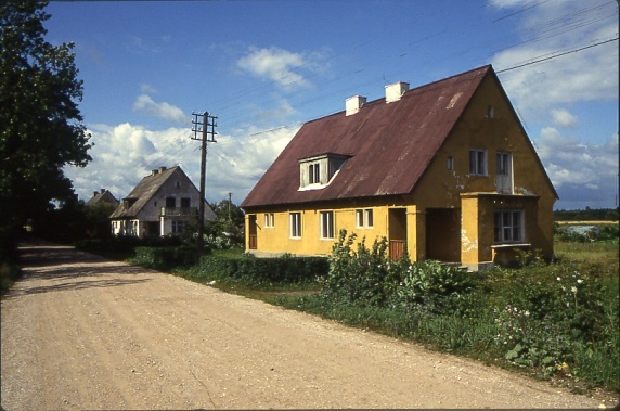 Tipiniai gyvenamieji namai kolūkinėse gyvenvietėse: 6-o deš. pabaiga; 7-o deš. pradžia; 7-o deš. pabaiga; 9-o deš. pradžia. M. Kalmo nuotrauka