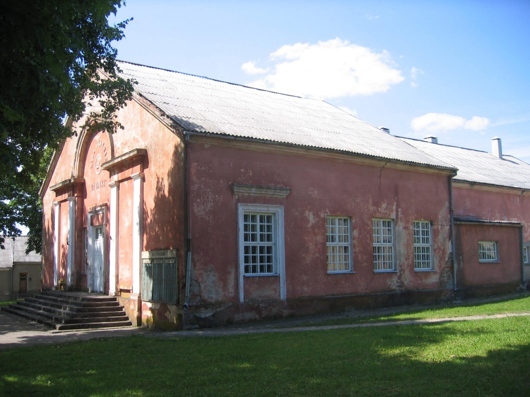 Vienas tokių pavyzdžių — kino teatras Salantuose. Milžiniško mastelio pastatas dabar stovi apleistas. V. Petrulio nuotrauka, 2007 m.