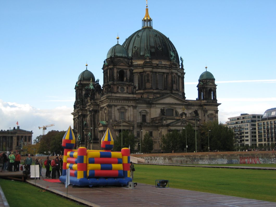 Retrogradinė istorijos revizija. Protestas Humboldt Forum. Miodrag Kuč nuotr., 2010