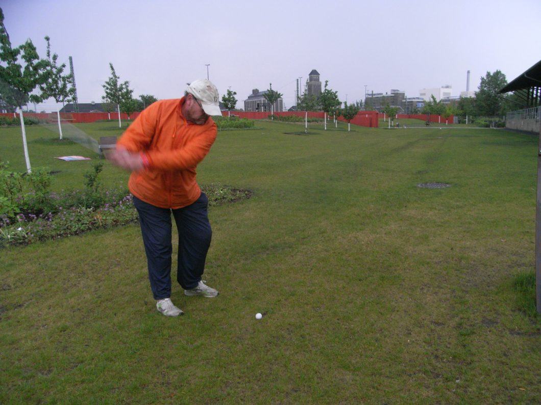 Golfas parke. Neformalus erdvės naudojimas nesenai suprojektuotame parke. Miodrag Kuč nuotr., 2013