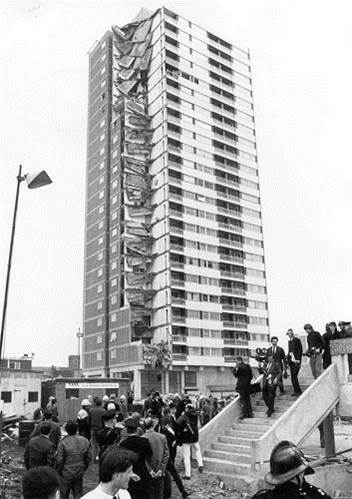 Daugiabutis Ronan Point po sprogimo, Londonas. Didžiojo Londono tarybos nuotrauka