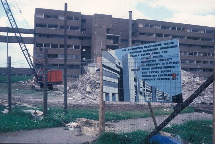 „YDG“ sistemos panelių išmontavimas Bransholme, Anglijoje, 1988 m. M. Glendinningo nuotr., 1988 m.