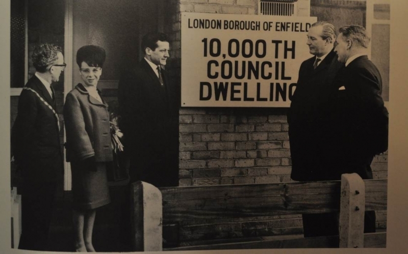 Urbanistinė įvairovė XX a. 7-ajame deš. Londone: Būsto ministras iškilmingai perduoda Enfieldo tarybos 10-tūkstantąjį namą gyventojams. Enfieldo rajono tarybos nuotrauka