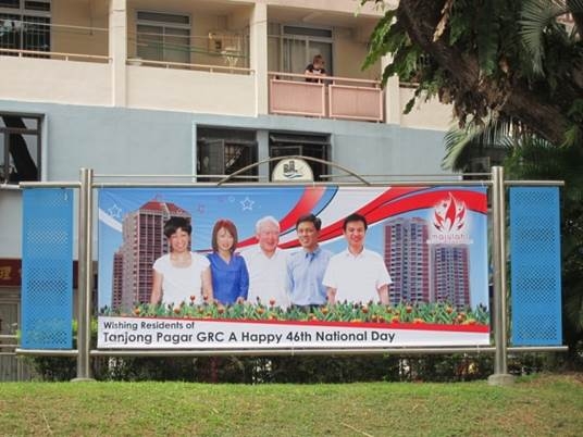 Namų statybos „propaganda“ Singapūre, 2012 metais: nuotrauka su Ministru pirmininku Lee Kuan Yew. M. Glendinningo nuotr., 2012 m.