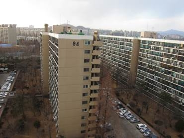 Vidutinės klasės gyvenamasis kompleksas „Apatu-tanji“ Seule, pastatytas XX a. 10-ajame deš. M. Glendinningo nuotr., 2012 m.
