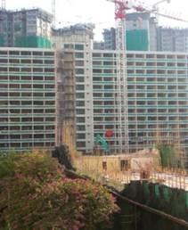 Dabartiniai visuomeniniai būsto projektai Honkonge 2010–2012 m. – griaunami senieji XX a. 7-ojo deš. namai. M. Glendinningo nuotr., 2012 m.