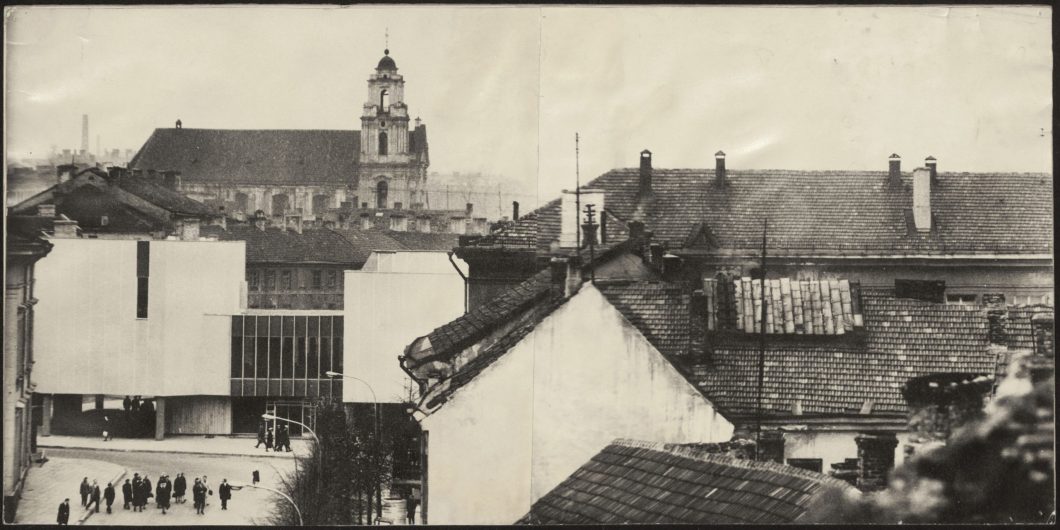 Šiuolaikinio meno centro rūmų vaizdas iš Didžiosios gatvės. Iš asmeninio Vytauto Edmundo Čekanausko archyvo (archmuziejus.lt)