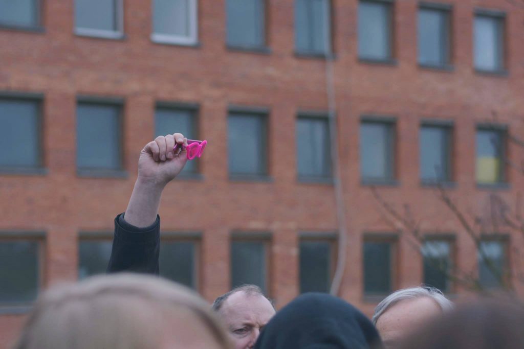 Architektai ir architektūros studentai prie kelių policijos pastato Giraitėje 2016.04.01. Nuotraukos autorius Matas Šiupšinskas