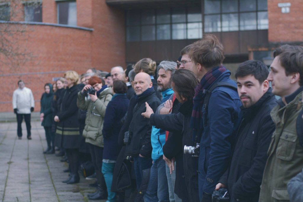 Architektai ir architektūros studentai prie kelių policijos pastato Giraitėje 2016.04.01. Nuotraukos autorius Matas Šiupšinskas