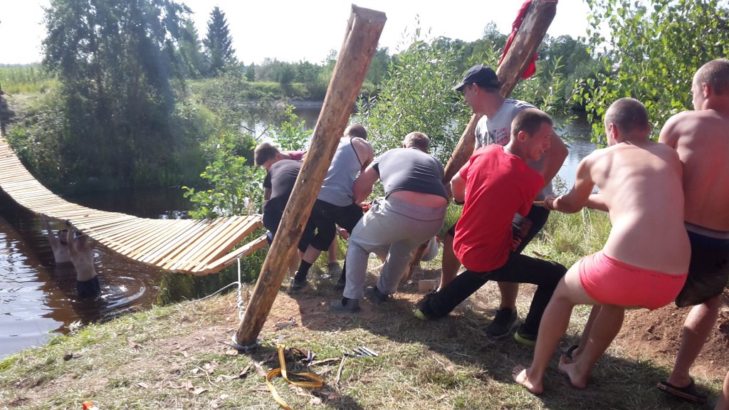 Šaunūs kaimo vyrai įtempinėja tiltą!