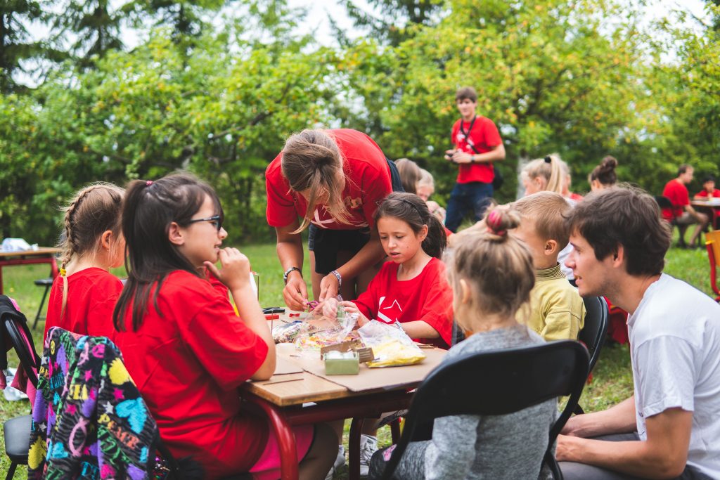 Kūrybos etapas. Vaikai, su savanorių pagalba, stato maketus to, ką norėtų pastatyti savo kaime